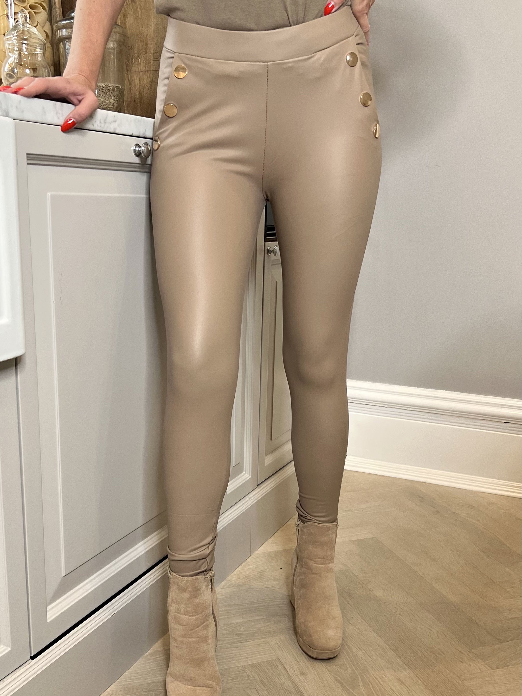 Freja - Bruna leggings i skinnlook med knappar